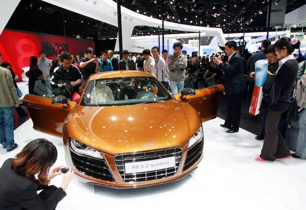 Visitors Look Audi Spyder Quattro 11Th Beijing International Automotive Exhibition — Stock fotografie