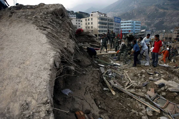 2010년 10일 간쑤성 간쑤성 주쿠현 저우쿠 현에서 엄청난 산사태로 파괴된 — 스톡 사진