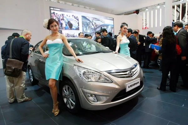 Bezoekers Kijken Naar Een Hyundai Verna 11E Beijing International Automotive — Stockfoto