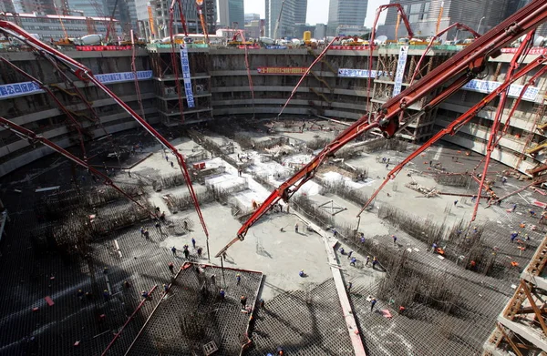 中国の上海浦東の陸家嘴金融街の上海タワーの基礎をコンクリートで固めた中国人建設労働者 月28日2010 — ストック写真