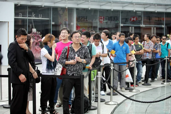 Customers Queue Apple Store Lujiazui Financial District Buy Ipad Tablet — Stock Photo, Image