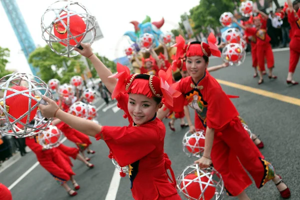 Chinesische Entertainer Treten Während Einer Parade Auf Dem Weltausstellungsplatz Shanghai — Stockfoto