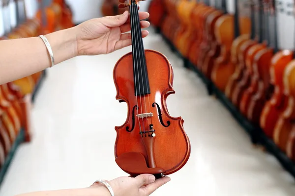 Operaio Cinese Mostra Violino Appena Fatto Tra Viole Appena Fatte — Foto Stock