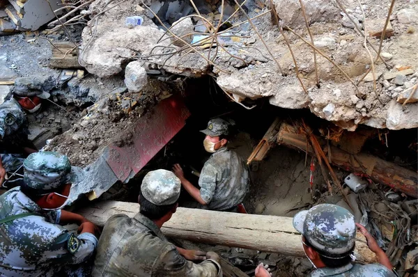 Chinese Soldiers Search Victims Survivors Debris Houses Destroyed Devastating Landslide — Stock Photo, Image