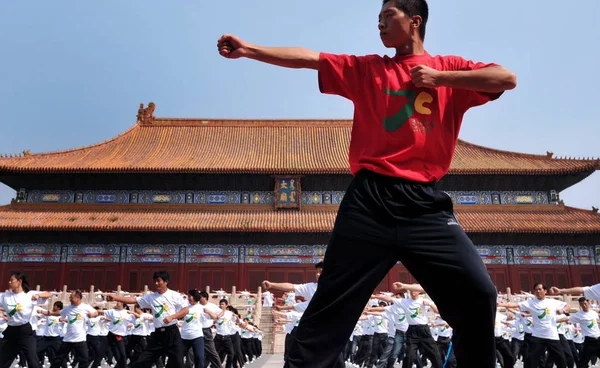 Chinesische Teilnehmer Machen Eine Synchrone Körperliche Übung Während Einer Kampagne — Stockfoto