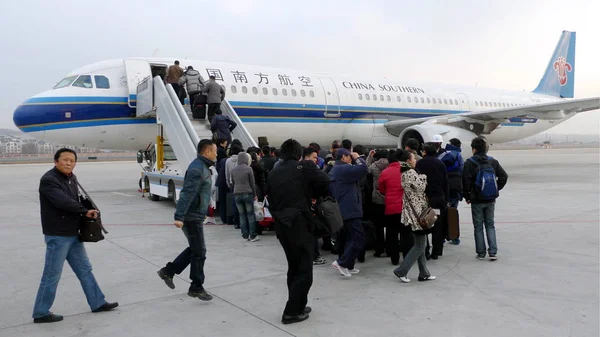 Пассажиры Очереди Посадку Самолет Airbus A321 Авиакомпании China Southern Airlines — стоковое фото