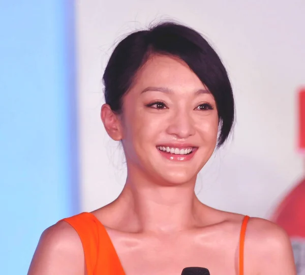 Die Chinesische Schauspielerin Zhou Xun Während Einer Promotionveranstaltung Für Tropicana — Stockfoto