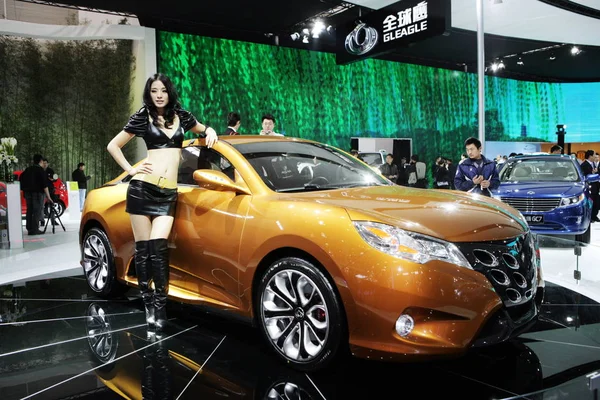 Een Model Vormt Naast Een Geely Gleagle 11E Beijing International — Stockfoto