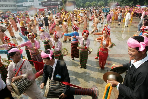 Chinesische Dai Darsteller Tanzen Während Der Eröffnungszeremonie Des Wasser Spritzenden — Stockfoto