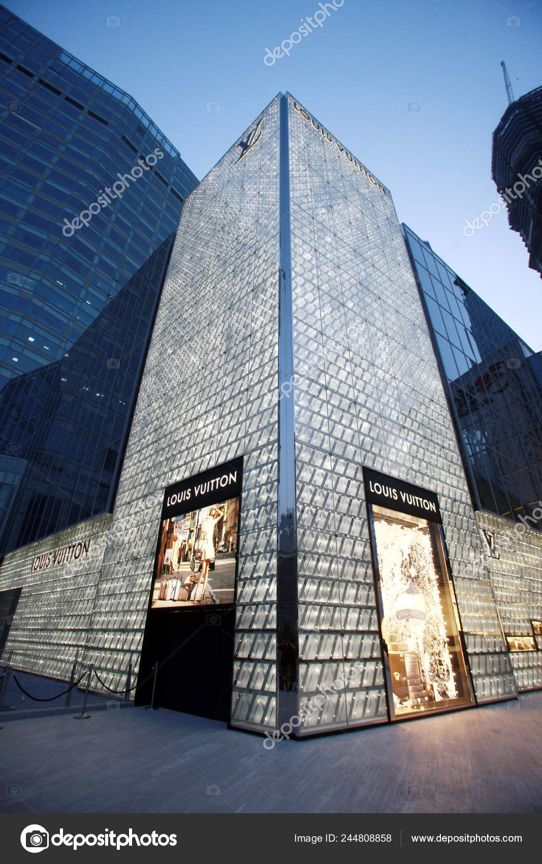 View Louis Vuitton Store Lujiazui Financial District Pudong Shanghai China  – Stock Editorial Photo © ChinaImages #244808858