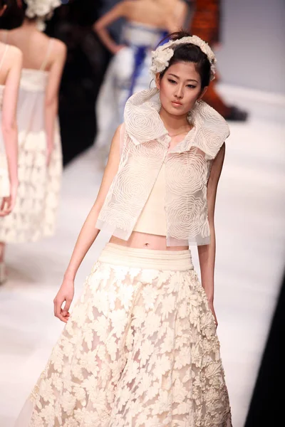 Modelo Chinês Desfila Uma Criação Designer Moda Chinês Xiaoyan Show — Fotografia de Stock