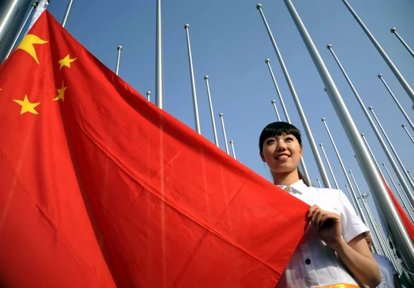 Kinesisk Värdinna Höjer Kinesisk Flagga Flaggan Raising Ceremoni Expo Plats — Stockfoto