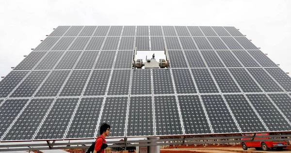 Hombre Chino Pasa Por Delante Una Serie Paneles Fotovoltaicos Central —  Fotos de Stock