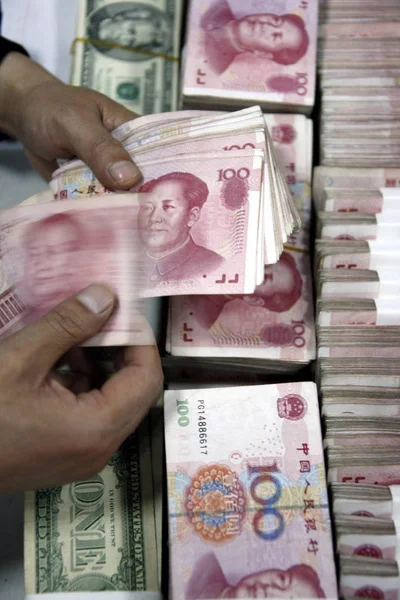 中国の銀行員が Huaibei 市の銀行の人民元紙幣を数える 東中国安徽州 4月22日2010 — ストック写真