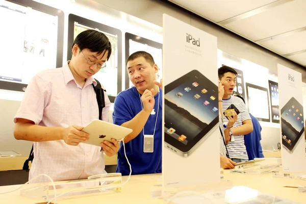 Customers Try Apple Ipad Tablet Pcs Apple Store Lujiazui Financial — Stock Photo, Image