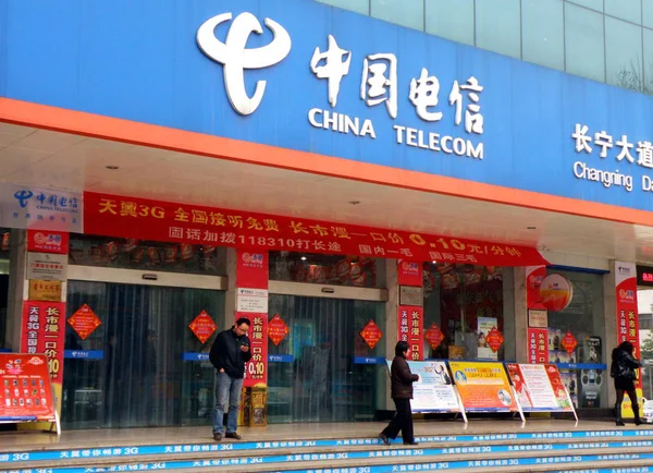 Helyi Kínai Lakosok Járni Elmúlt Fióktelepe China Telecom Jingmen Városban — Stock Fotó