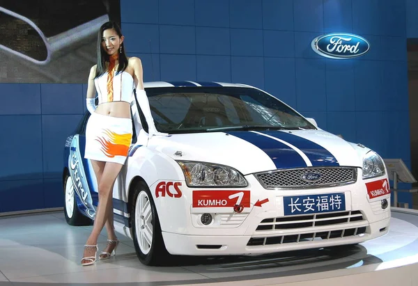 Modelo Chinês Posa Com Carro Ford Durante Uma Exposição Automóveis — Fotografia de Stock