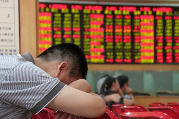 Chiński Inwestor Śpi Przed Planą Pokazującą Ceny Akcji Czerwone Dla — Zdjęcie stockowe