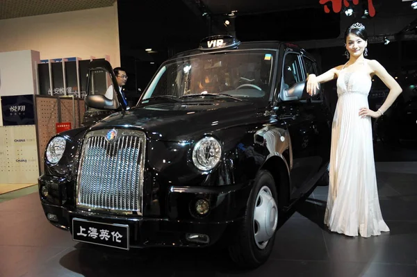 Een Model Vormt Vervolgens Naar Een Shanghai Englon Tx4 Cabine — Stockfoto