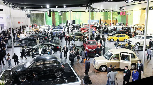 2010年4月23日 在中国北京举行的第十一届北京国际汽车展览会 被称为 2010年中国汽车展 参观者观看吉利汽车 — 图库照片