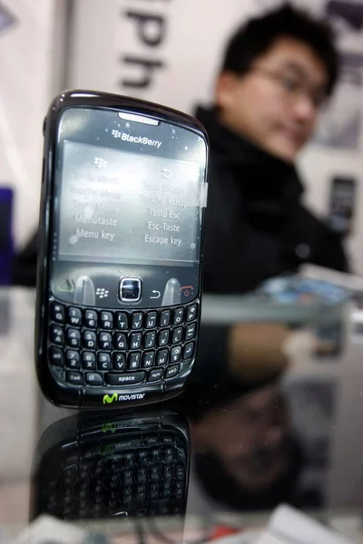 ブラックベリーの携帯電話は 中国の上海の携帯電話ショップで販売されています 2010 — ストック写真