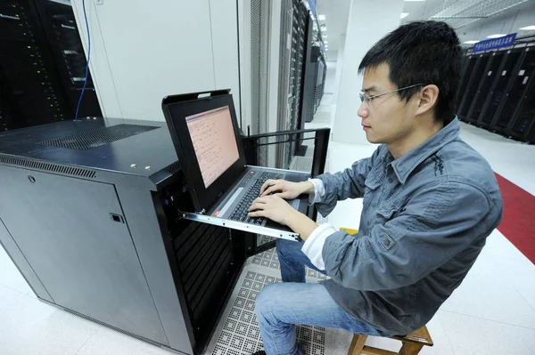 Engenheiro Chinês Opera Supercomputador Equipado Com Processadores Godson Loongson Fabricação — Fotografia de Stock