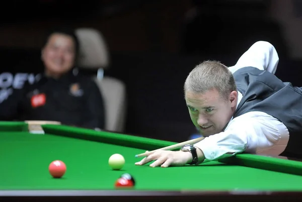 Schotse Snookerspeler Stephen Hendry Speelt Een Schot Tegen Chinese Amateur — Stockfoto