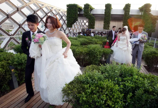 Dvojice Čínských Novomanželé Navštěvují Střešní Zahradu Francouzského Pavilonu Během Kolektivního — Stock fotografie