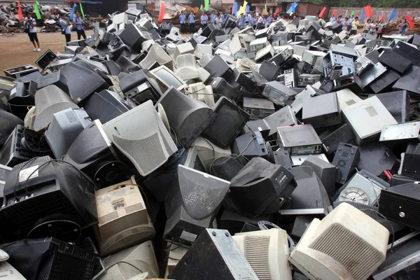 違法または無許可のインターネットカフェから没収されたコンピュータは 2010年8月20日 中国南部広東省仏山市の取り締まり中に破壊のために収集されます — ストック写真