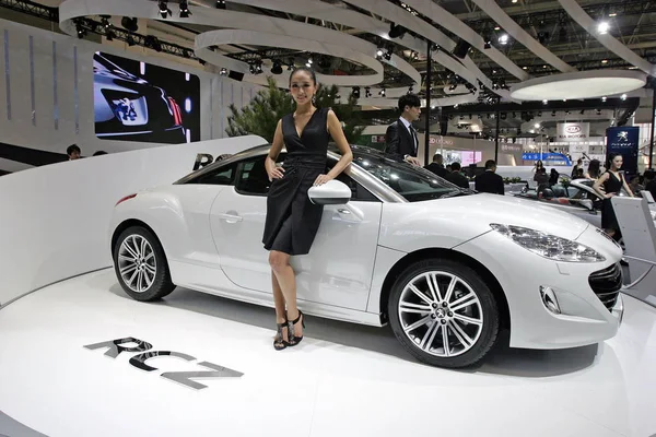 Modeller Pekin Uluslararası Otomotiv Fuarı Sırasında Bir Peugeot Araba Tarafından — Stok fotoğraf
