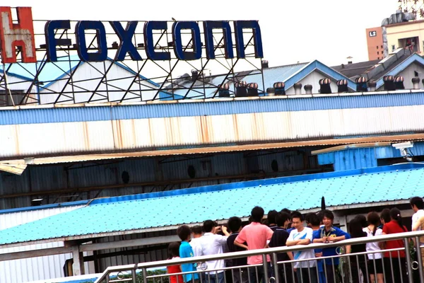 People Gather Overbridge Front Factory Foxconn Shenzhen South Chinas Guangdong — Stock Photo, Image