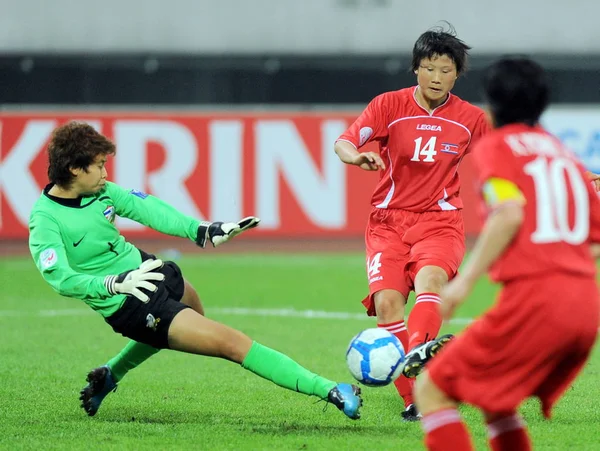 Goalkeeper Waraporn Boonsing Thailand Left Tries Block Shot Yun Hyon — Stock Photo, Image