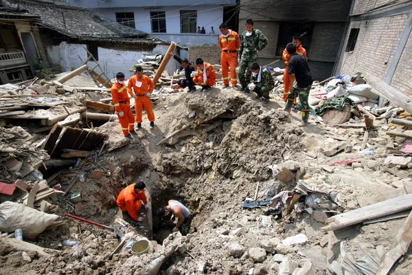 Chinese Rescuers Search Survivors Victims Debris Mudslide Devastation Zhouqu County — Stock Photo, Image