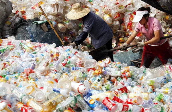 Kinesiska Arbetare Arbetar Mitt Högar Avfall Plastflaskor Återvinningsstation Huaibei City — Stockfoto