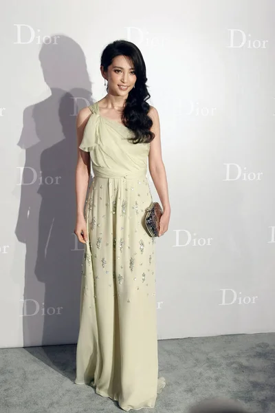 Китайська Актриса Бінбін Позує Перед Dior Круїз 2011 Показ Мод — стокове фото