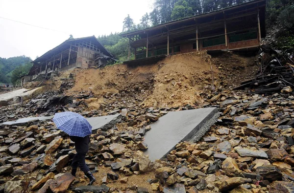 Местный Китаец Проходит Мимо Обломков Домов Дорог Опустошенных Наводнениями Деревне — стоковое фото