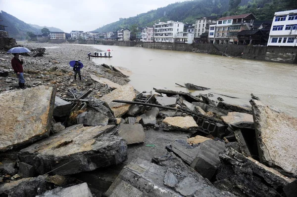 Местные Жители Смотрят Мост Разрушенный Наводнениями Деревне Шаньси Округ Сюпу — стоковое фото