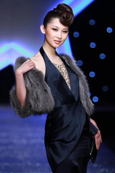 Model Prezentuje Nowe Stworzenie Przez Projektanta Mody Dorian Chin Fashion — Zdjęcie stockowe