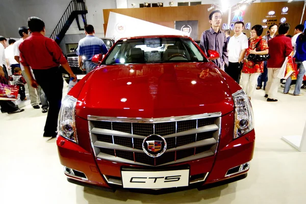 Επισκέπτες Εξετάσουμε Μια Cadillac Cts Της General Motors Κατά Διάρκεια — Φωτογραφία Αρχείου