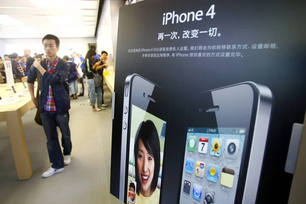 2010年9月25日 中国买家走过中国上海香港广场苹果商店Iphone 4智能手机的广告海报 — 图库照片