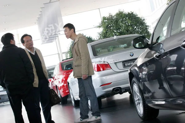 Chinese Car Buyers Look Bmw Cars Bmw Dealership Shanghai China — Stock Photo, Image