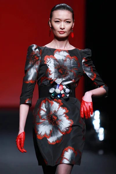 Model Paraduje Dunnu Show Chiny Fashion Week Jesień Zima 2010 — Zdjęcie stockowe