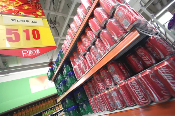 Latas Coca Cola Ven Venta Supermercado Shanghai China Enero 2010 — Foto de Stock