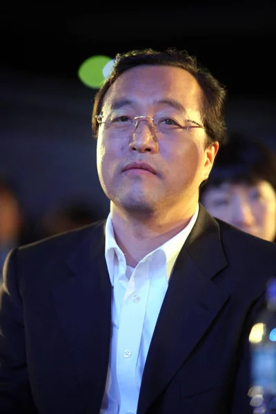 联想移动总裁兼 Ceo 在2010年4月19日于中国北京举行的新闻发布会上看到了吕燕 — 图库照片
