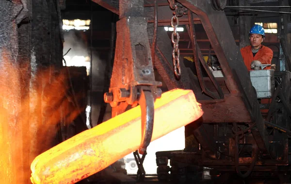 Trabajador Chino Supervisa Producción Acero Planta Acero Dalian Special Steel — Foto de Stock
