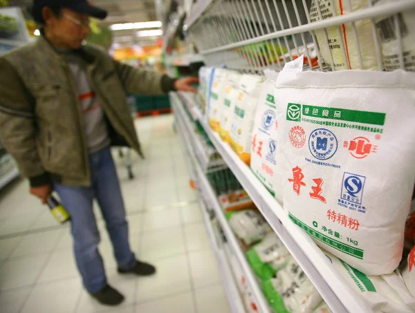 Comprador Compra Farinha Supermercado Xangai China Dezembro 2008 — Fotografia de Stock