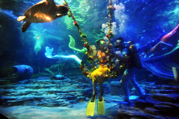 Chinese Performers Acteren Een Paar Liefhebbers Swing Onderwater Vieren Qixi — Stockfoto