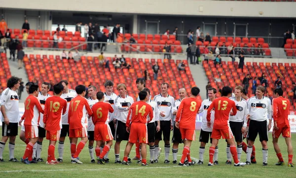 Giocatori Cina Germania Stringono Mano Dopo Amichevole Calcio Foshan Provincia — Foto Stock