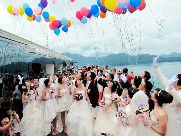 Νεόγαμος Ζευγάρια Απελευθερώνουν Μπαλόνια Κατά Διάρκεια Ενός Μαζικό Γάμο Την — Φωτογραφία Αρχείου