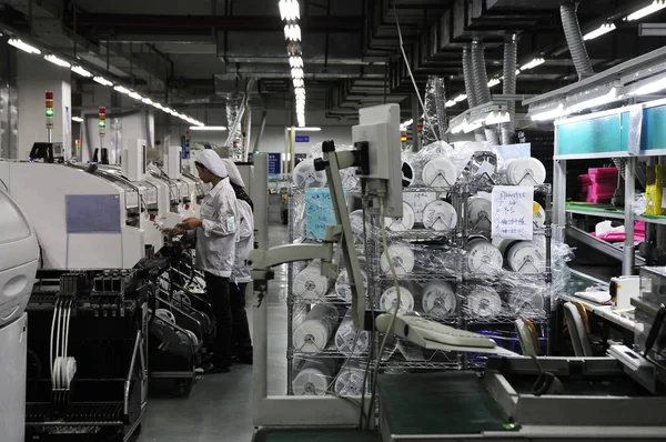 Trabajadores Chinos Foxconn Trabajan Taller Planta Shenzhen Foxconn Technology Group —  Fotos de Stock